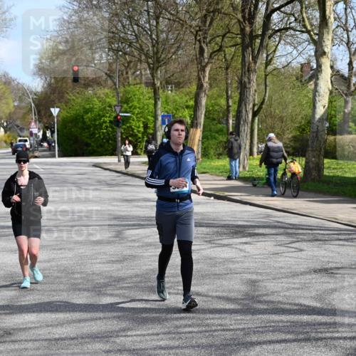 12.04.2026 - 45. Internationalen Wilhelmsburger Insellauf J. Mangold http://msf.ph/oto/9473512 12.04.2026 11:38:26 Ziel 5655, 5656, 3354, 2955 meine-sportfotos.de
