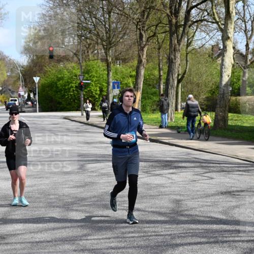 12.04.2026 - 45. Internationalen Wilhelmsburger Insellauf J. Mangold http://msf.ph/oto/9473515 12.04.2026 11:38:27 Ziel 5655, 5656, 3354, 2955 meine-sportfotos.de