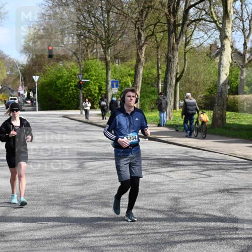 12.04.2026 - 45. Internationalen Wilhelmsburger Insellauf J. Mangold http://msf.ph/oto/9473518 12.04.2026 11:38:27 Ziel 5655, 5656, 3354, 2955 meine-sportfotos.de