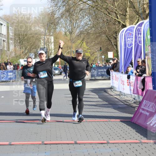 12.04.2026 - 45. Internationalen Wilhelmsburger Insellauf Strokosch-Dieckow http://msf.ph/oto/9473522 12.04.2026 11:30:35 Ziel 2697, 2698, 2476 meine-sportfotos.de