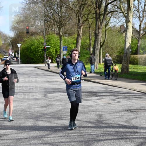 12.04.2026 - 45. Internationalen Wilhelmsburger Insellauf J. Mangold http://msf.ph/oto/9473523 12.04.2026 11:38:27 Ziel 5655, 5656, 3354, 2955 meine-sportfotos.de