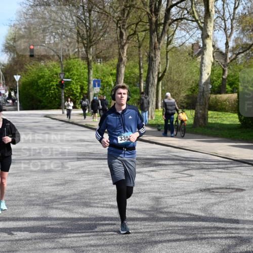 12.04.2026 - 45. Internationalen Wilhelmsburger Insellauf J. Mangold http://msf.ph/oto/9473534 12.04.2026 11:38:27 Ziel 5655, 5656, 3354, 2955 meine-sportfotos.de