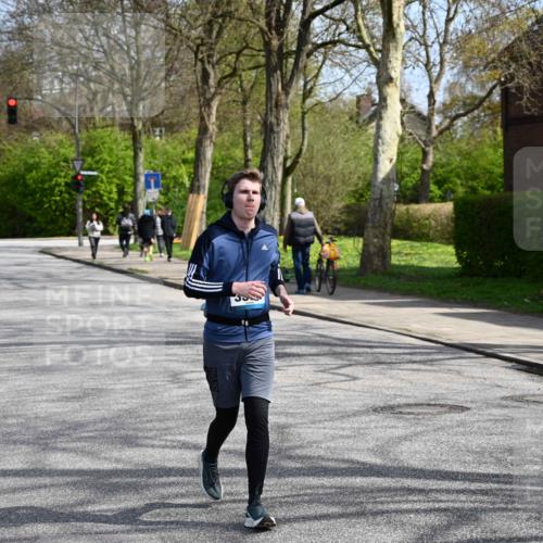 12.04.2026 - 45. Internationalen Wilhelmsburger Insellauf J. Mangold http://msf.ph/oto/9473548 12.04.2026 11:38:27 Ziel 5655, 5656, 3354, 2955 meine-sportfotos.de