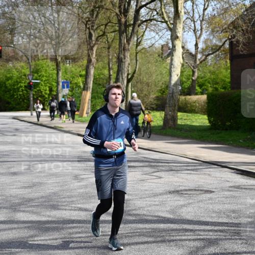 12.04.2026 - 45. Internationalen Wilhelmsburger Insellauf J. Mangold http://msf.ph/oto/9473550 12.04.2026 11:38:27 Ziel 5655, 5656, 3354, 2955 meine-sportfotos.de