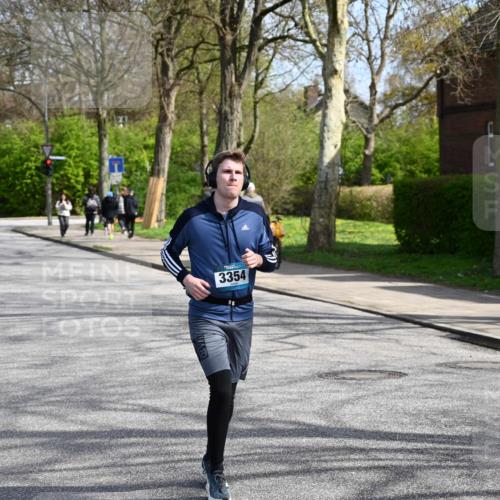 12.04.2026 - 45. Internationalen Wilhelmsburger Insellauf J. Mangold http://msf.ph/oto/9473556 12.04.2026 11:38:28 Ziel 5655, 5656, 3354, 2955, 2955 meine-sportfotos.de