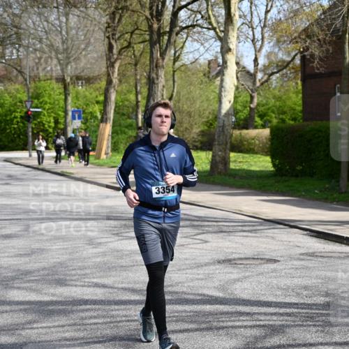 12.04.2026 - 45. Internationalen Wilhelmsburger Insellauf J. Mangold http://msf.ph/oto/9473558 12.04.2026 11:38:28 Ziel 5655, 5656, 3354, 2955, 2955 meine-sportfotos.de