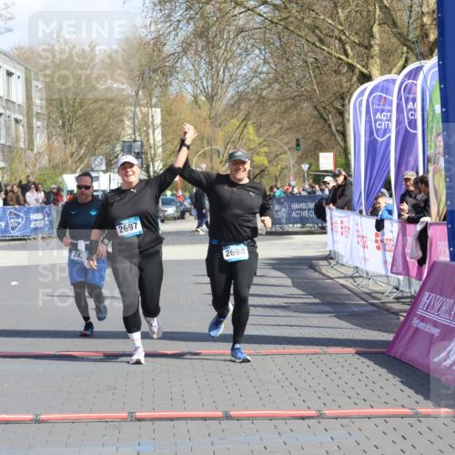 12.04.2026 - 45. Internationalen Wilhelmsburger Insellauf Strokosch-Dieckow http://msf.ph/oto/9473563 12.04.2026 11:30:35 Ziel 2697, 2698, 2476 meine-sportfotos.de