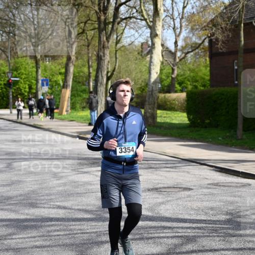 12.04.2026 - 45. Internationalen Wilhelmsburger Insellauf J. Mangold http://msf.ph/oto/9473568 12.04.2026 11:38:28 Ziel 5655, 5656, 3354, 2955, 2955 meine-sportfotos.de