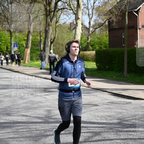 12.04.2026 - 45. Internationalen Wilhelmsburger Insellauf J. Mangold http://msf.ph/oto/9473577 12.04.2026 11:38:28 Ziel 5655, 5656, 3354, 2955, 2955 meine-sportfotos.de