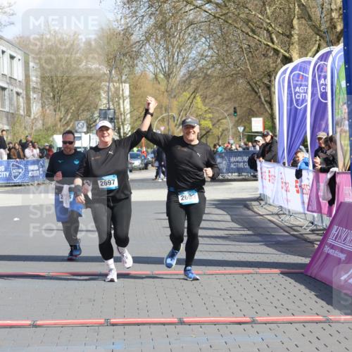 12.04.2026 - 45. Internationalen Wilhelmsburger Insellauf Strokosch-Dieckow http://msf.ph/oto/9473581 12.04.2026 11:30:35 Ziel 2697, 2698, 2476 meine-sportfotos.de