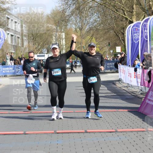 12.04.2026 - 45. Internationalen Wilhelmsburger Insellauf Strokosch-Dieckow http://msf.ph/oto/9473600 12.04.2026 11:30:36 Ziel 2697, 2698, 2476 meine-sportfotos.de