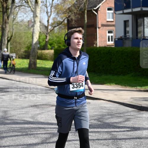 12.04.2026 - 45. Internationalen Wilhelmsburger Insellauf J. Mangold http://msf.ph/oto/9473602 12.04.2026 11:38:29 Ziel 5655, 5656, 3354, 2955 meine-sportfotos.de