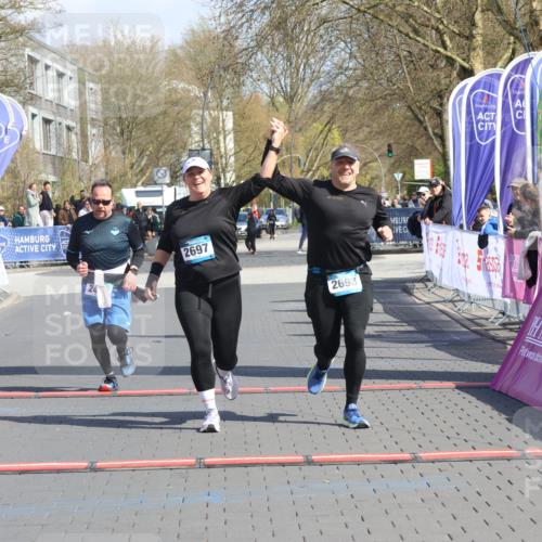12.04.2026 - 45. Internationalen Wilhelmsburger Insellauf Strokosch-Dieckow http://msf.ph/oto/9473654 12.04.2026 11:30:36 Ziel 2697, 2698, 2476 meine-sportfotos.de