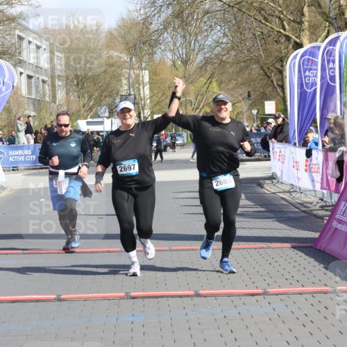 12.04.2026 - 45. Internationalen Wilhelmsburger Insellauf Strokosch-Dieckow http://msf.ph/oto/9473666 12.04.2026 11:30:36 Ziel 2697, 2698, 2476 meine-sportfotos.de