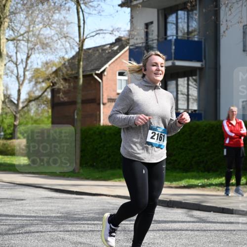 12.04.2026 - 45. Internationalen Wilhelmsburger Insellauf J. Mangold http://msf.ph/oto/9473690 12.04.2026 11:40:08 Ziel 2161, 2872, 4981 meine-sportfotos.de