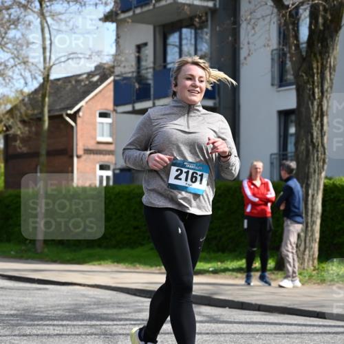 12.04.2026 - 45. Internationalen Wilhelmsburger Insellauf J. Mangold http://msf.ph/oto/9473695 12.04.2026 11:40:08 Ziel 2161, 2872, 4981 meine-sportfotos.de