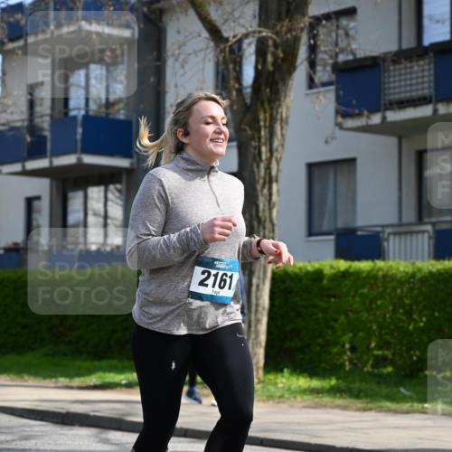 12.04.2026 - 45. Internationalen Wilhelmsburger Insellauf J. Mangold http://msf.ph/oto/9473704 12.04.2026 11:40:08 Ziel 2161, 2872, 4981 meine-sportfotos.de