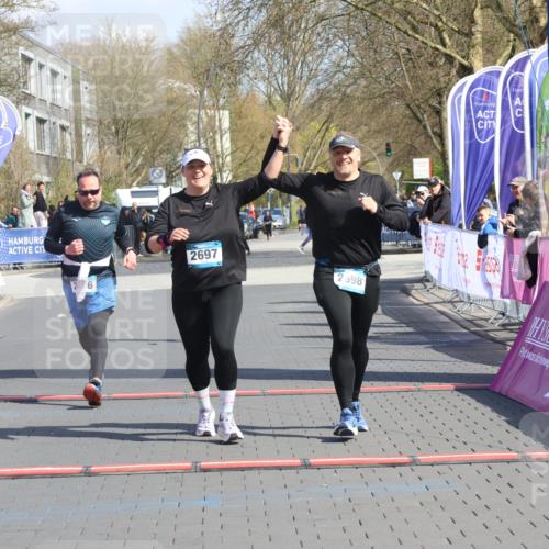 12.04.2026 - 45. Internationalen Wilhelmsburger Insellauf Strokosch-Dieckow http://msf.ph/oto/9473705 12.04.2026 11:30:36 Ziel 2697, 2698, 2476 meine-sportfotos.de