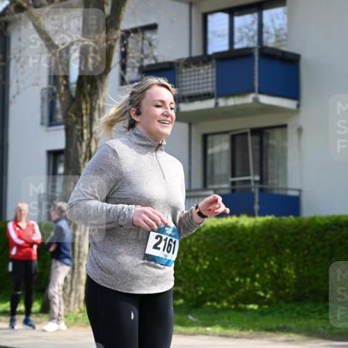 12.04.2026 - 45. Internationalen Wilhelmsburger Insellauf J. Mangold http://msf.ph/oto/9473714 12.04.2026 11:40:09 Ziel 2161, 2872, 4981 meine-sportfotos.de