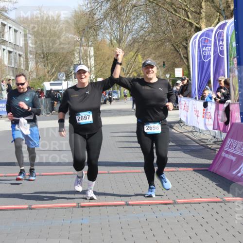 12.04.2026 - 45. Internationalen Wilhelmsburger Insellauf Strokosch-Dieckow http://msf.ph/oto/9473781 12.04.2026 11:30:36 Ziel 2697, 2698, 2476 meine-sportfotos.de