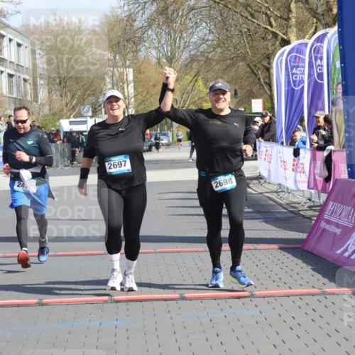 12.04.2026 - 45. Internationalen Wilhelmsburger Insellauf Strokosch-Dieckow http://msf.ph/oto/9473800 12.04.2026 11:30:36 Ziel 2697, 2698, 2476 meine-sportfotos.de