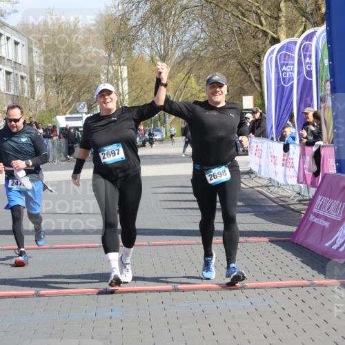12.04.2026 - 45. Internationalen Wilhelmsburger Insellauf Strokosch-Dieckow http://msf.ph/oto/9473819 12.04.2026 11:30:36 Ziel 2697, 2698, 2476 meine-sportfotos.de