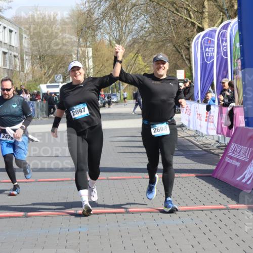 12.04.2026 - 45. Internationalen Wilhelmsburger Insellauf Strokosch-Dieckow http://msf.ph/oto/9473844 12.04.2026 11:30:36 Ziel 2697, 2698, 2476 meine-sportfotos.de