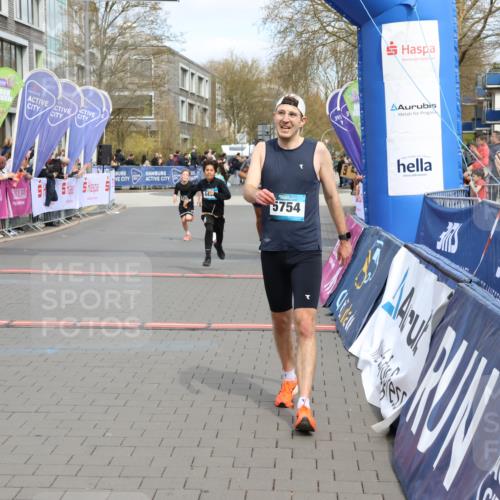 12.04.2026 - 45. Internationalen Wilhelmsburger Insellauf Strokosch-Dieckow http://msf.ph/oto/9473882 12.04.2026 12:54:16 Ziel 5143, 5754, 4592, 4455, 4037, 5784, 5785 meine-sportfotos.de
