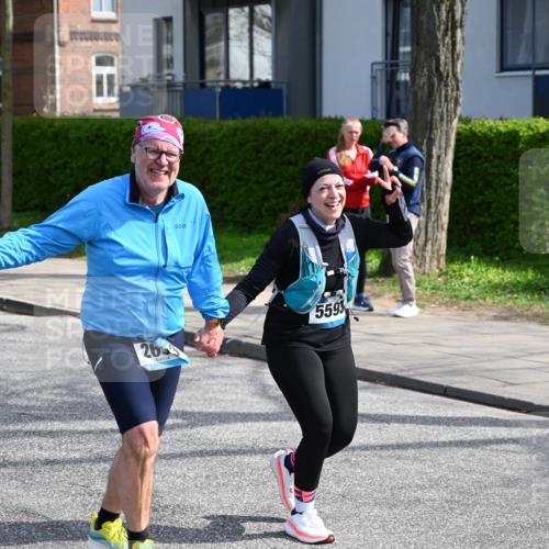 12.04.2026 - 45. Internationalen Wilhelmsburger Insellauf J. Mangold http://msf.ph/oto/9473915 12.04.2026 11:40:56 Ziel 4981, 2693, 5593 meine-sportfotos.de