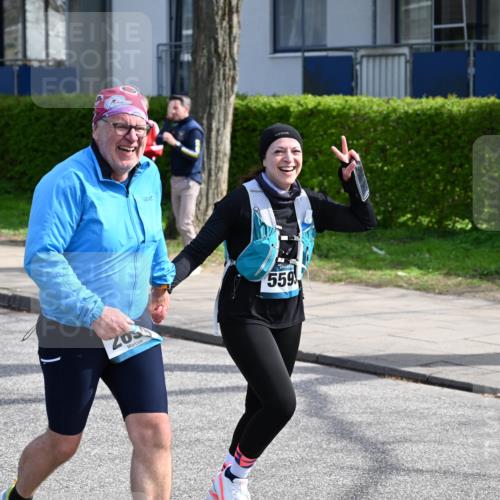 12.04.2026 - 45. Internationalen Wilhelmsburger Insellauf J. Mangold http://msf.ph/oto/9473931 12.04.2026 11:40:57 Ziel 4981, 2693, 5593 meine-sportfotos.de