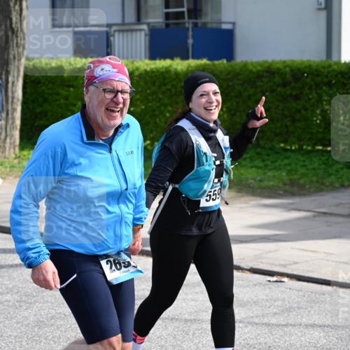 12.04.2026 - 45. Internationalen Wilhelmsburger Insellauf J. Mangold http://msf.ph/oto/9473944 12.04.2026 11:40:57 Ziel 4981, 2693, 5593 meine-sportfotos.de