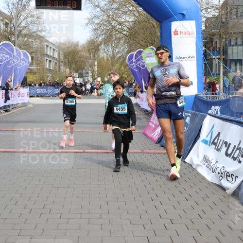 12.04.2026 - 45. Internationalen Wilhelmsburger Insellauf Strokosch-Dieckow http://msf.ph/oto/9473955 12.04.2026 12:54:19 Ziel 4455, 4037, 5784, 5785, 4658 meine-sportfotos.de