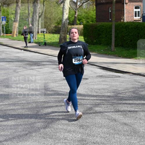 12.04.2026 - 45. Internationalen Wilhelmsburger Insellauf J. Mangold http://msf.ph/oto/9473964 12.04.2026 11:41:45 Ziel 2564, 2722 meine-sportfotos.de