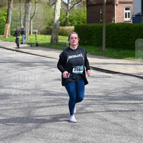 12.04.2026 - 45. Internationalen Wilhelmsburger Insellauf J. Mangold http://msf.ph/oto/9473970 12.04.2026 11:41:46 Ziel 2564, 2722 meine-sportfotos.de