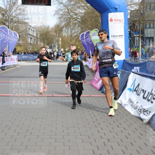 12.04.2026 - 45. Internationalen Wilhelmsburger Insellauf Strokosch-Dieckow http://msf.ph/oto/9473973 12.04.2026 12:54:19 Ziel 4455, 4037, 5784, 5785, 4658 meine-sportfotos.de