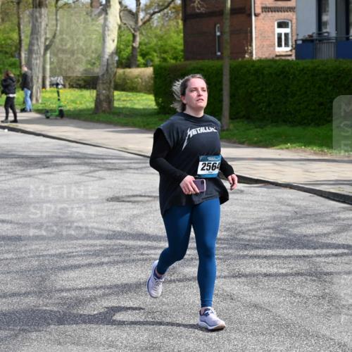 12.04.2026 - 45. Internationalen Wilhelmsburger Insellauf J. Mangold http://msf.ph/oto/9473980 12.04.2026 11:41:46 Ziel 2564, 2722 meine-sportfotos.de