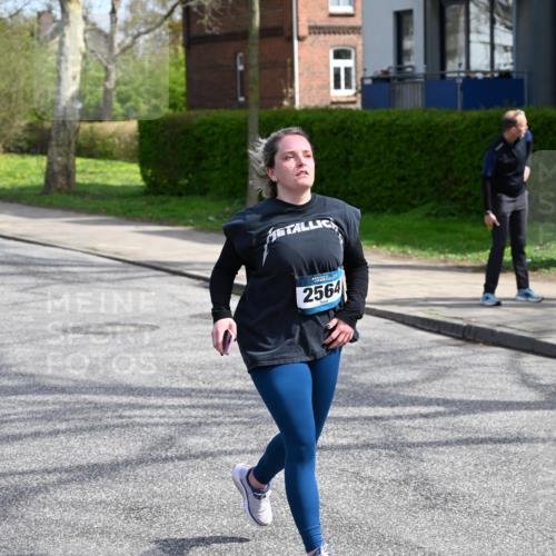 12.04.2026 - 45. Internationalen Wilhelmsburger Insellauf J. Mangold http://msf.ph/oto/9473992 12.04.2026 11:41:46 Ziel 2564, 2722 meine-sportfotos.de