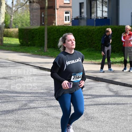 12.04.2026 - 45. Internationalen Wilhelmsburger Insellauf J. Mangold http://msf.ph/oto/9474001 12.04.2026 11:41:46 Ziel 2564, 2722 meine-sportfotos.de