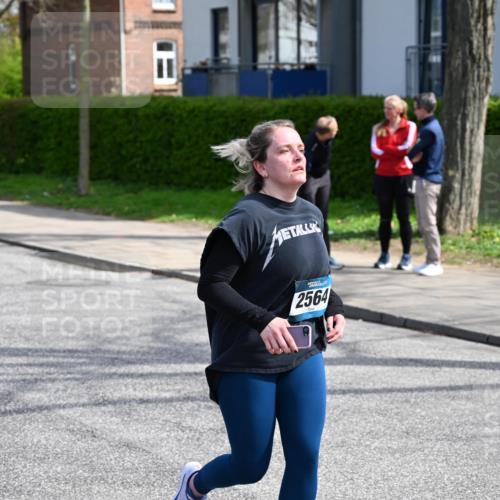 12.04.2026 - 45. Internationalen Wilhelmsburger Insellauf J. Mangold http://msf.ph/oto/9474009 12.04.2026 11:41:47 Ziel 2564, 2722 meine-sportfotos.de