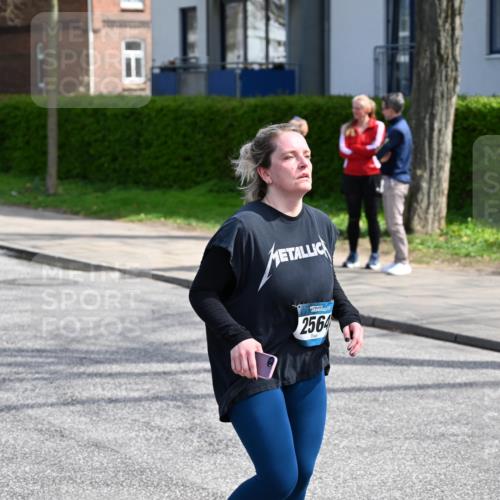 12.04.2026 - 45. Internationalen Wilhelmsburger Insellauf J. Mangold http://msf.ph/oto/9474013 12.04.2026 11:41:47 Ziel 2564, 2722 meine-sportfotos.de