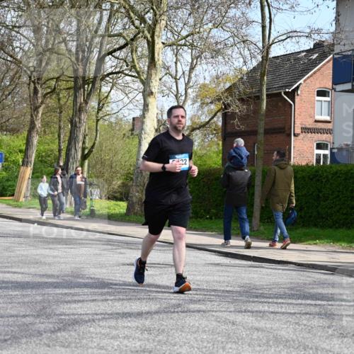 12.04.2026 - 45. Internationalen Wilhelmsburger Insellauf J. Mangold http://msf.ph/oto/9474024 12.04.2026 11:42:09 Ziel 2722, 2722, 5432 meine-sportfotos.de