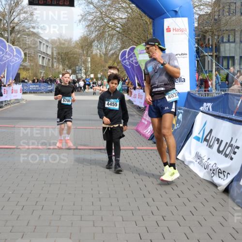 12.04.2026 - 45. Internationalen Wilhelmsburger Insellauf Strokosch-Dieckow http://msf.ph/oto/9474043 12.04.2026 12:54:20 Ziel 4455, 4037, 5784, 5785, 4658 meine-sportfotos.de