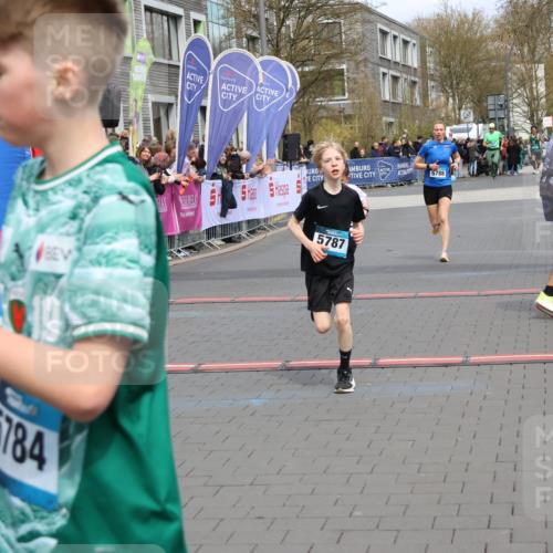 12.04.2026 - 45. Internationalen Wilhelmsburger Insellauf Strokosch-Dieckow http://msf.ph/oto/9474098 12.04.2026 12:54:27 Ziel 5787, 3254, 5788 meine-sportfotos.de