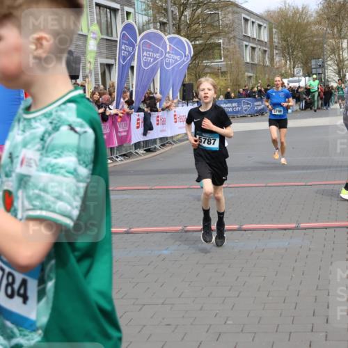 12.04.2026 - 45. Internationalen Wilhelmsburger Insellauf Strokosch-Dieckow http://msf.ph/oto/9474123 12.04.2026 12:54:28 Ziel 5787, 3254, 5788 meine-sportfotos.de