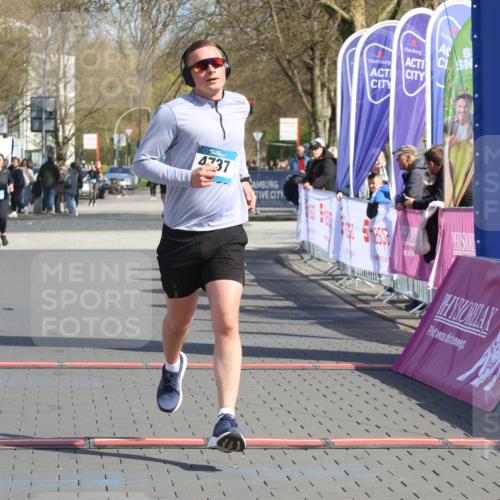 12.04.2026 - 45. Internationalen Wilhelmsburger Insellauf Strokosch-Dieckow http://msf.ph/oto/9474212 12.04.2026 11:31:03 Ziel 4737 meine-sportfotos.de