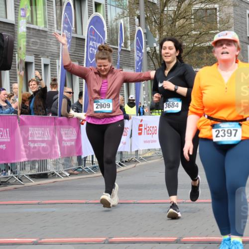 12.04.2026 - 45. Internationalen Wilhelmsburger Insellauf Strokosch-Dieckow http://msf.ph/oto/9474504 12.04.2026 13:32:58 Ziel 2397, 3684, 2909 meine-sportfotos.de