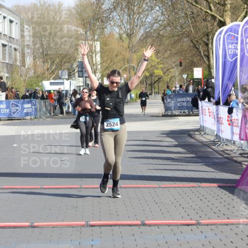 12.04.2026 - 45. Internationalen Wilhelmsburger Insellauf Strokosch-Dieckow http://msf.ph/oto/9474647 12.04.2026 11:31:34 Ziel 2524 meine-sportfotos.de
