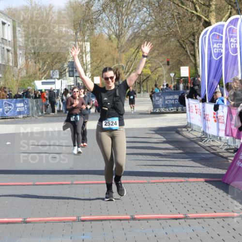 12.04.2026 - 45. Internationalen Wilhelmsburger Insellauf Strokosch-Dieckow http://msf.ph/oto/9474732 12.04.2026 11:31:34 Ziel 2524 meine-sportfotos.de