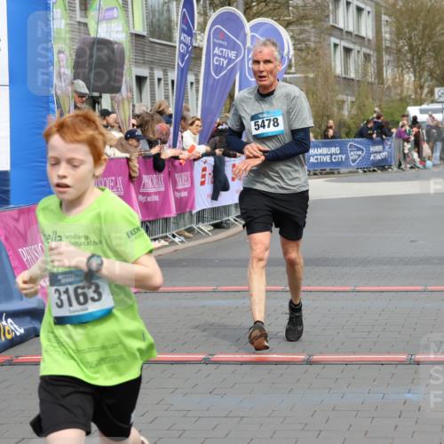 12.04.2026 - 45. Internationalen Wilhelmsburger Insellauf Strokosch-Dieckow http://msf.ph/oto/9475018 12.04.2026 12:55:16 Ziel 3163, 4472, 5478 meine-sportfotos.de