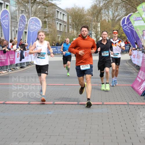 12.04.2026 - 45. Internationalen Wilhelmsburger Insellauf Strokosch-Dieckow http://msf.ph/oto/9475096 12.04.2026 12:55:27 Ziel 5296, 4570, 3302, 2235, 3899, 3300, 5213 meine-sportfotos.de